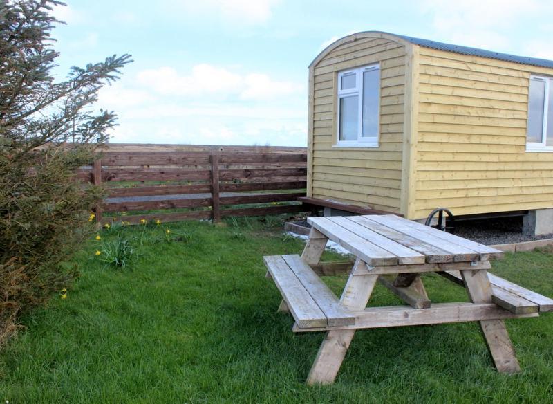 Hillside Camping Pods And Shepherd'S Hut Wick  Exteriör bild