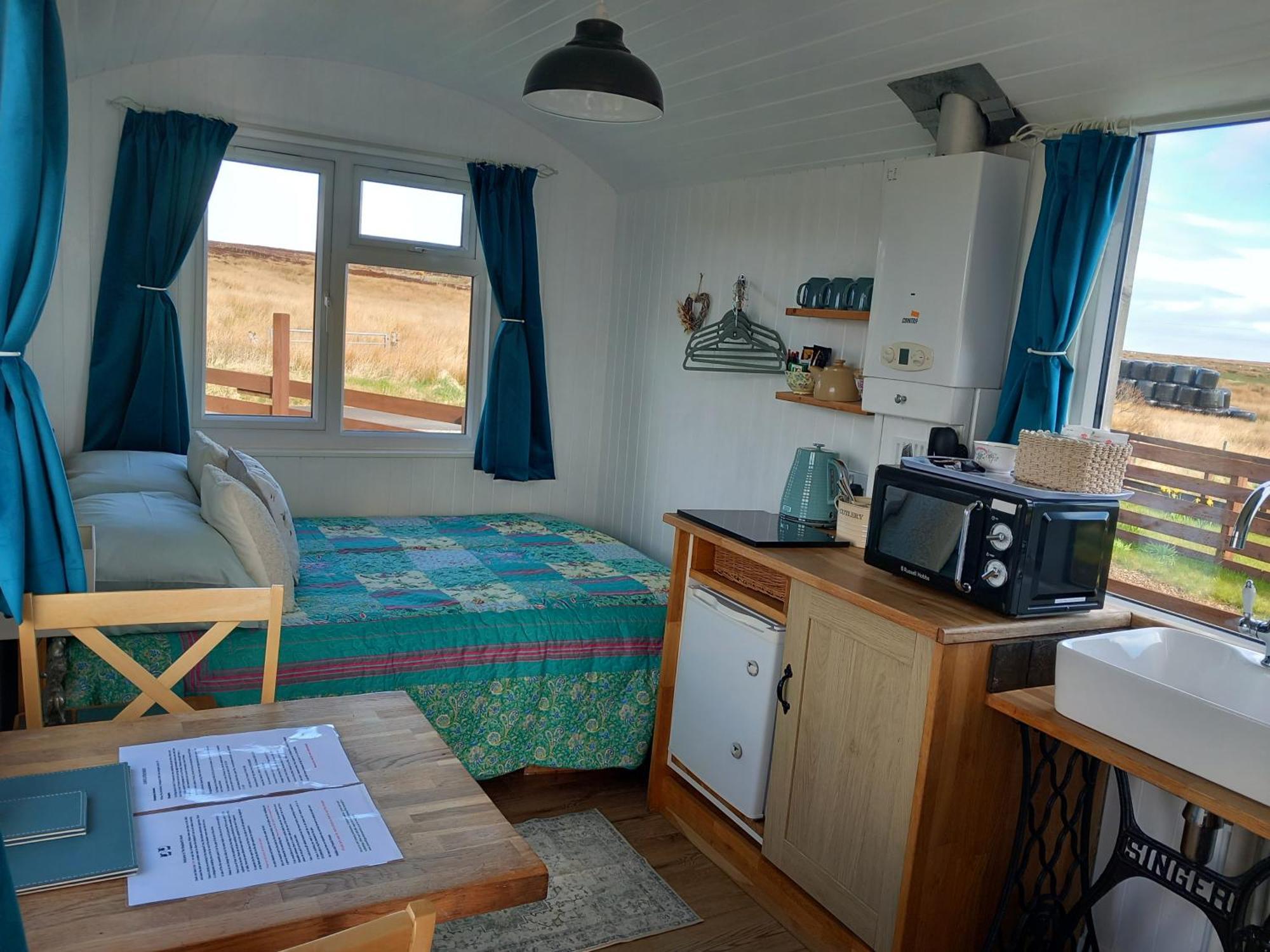 Hillside Camping Pods And Shepherd'S Hut Wick  Exteriör bild